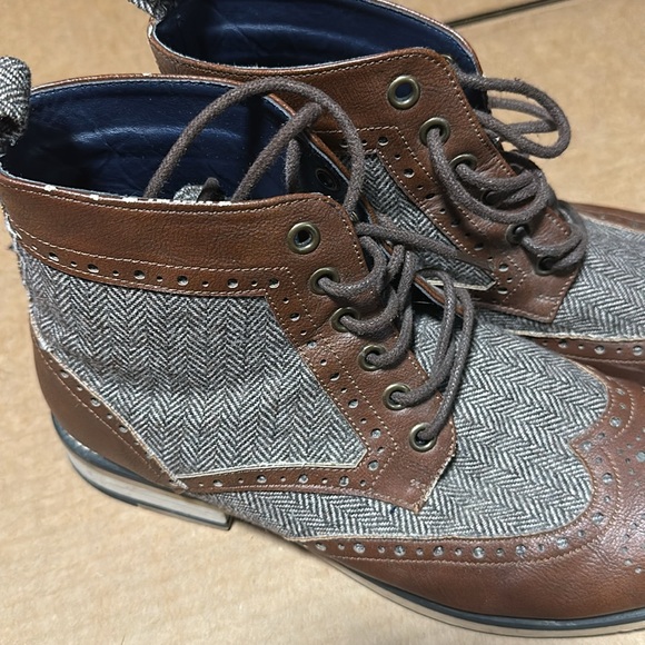Brown Boots with Two-Tone Design and Lace-Up Closure - Picture 3 of 5